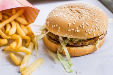 Hamburger Fransız taze lezzetli hamburger ve patates kızartması ahşap üzerinde