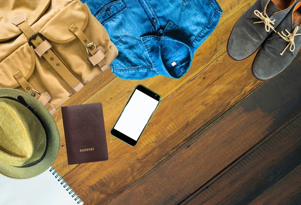 Top yaz tatillerini üzerinde ahşap arka plan eski üzerinde seyahat kümesini görüntülemek