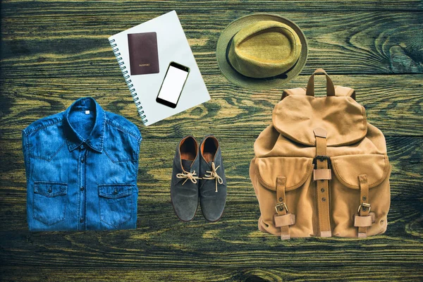 Top yaz tatillerini üzerinde ahşap arka plan eski üzerinde seyahat kümesini görüntülemek