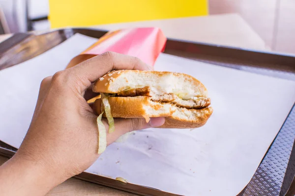 Hamburger Fransız taze lezzetli hamburger ve patates kızartması ahşap üzerinde