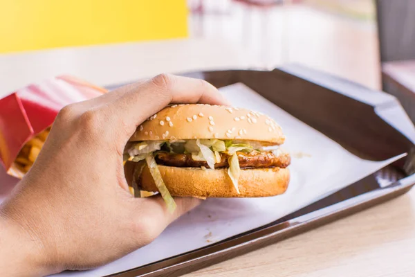 Hamburger Fransız taze lezzetli hamburger ve patates kızartması ahşap üzerinde