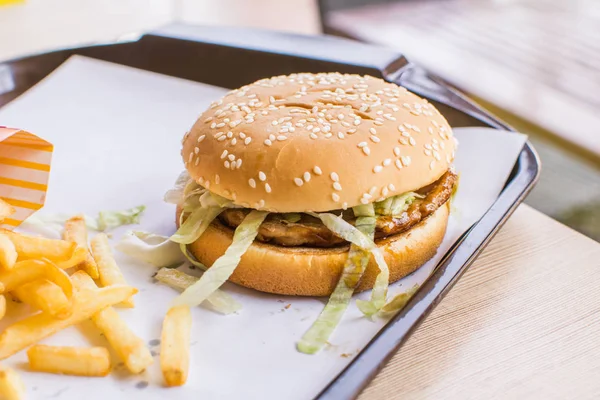 Hamburger Fransız taze lezzetli hamburger ve patates kızartması ahşap üzerinde