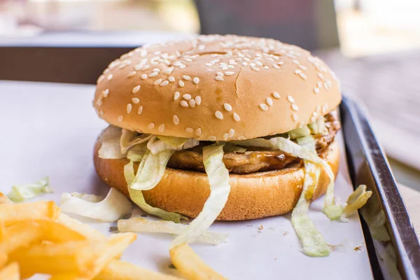 Hamburger Fransız taze lezzetli hamburger ve patates kızartması ahşap üzerinde