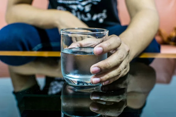 Uomo Acqua Potabile Camera — Foto Stock