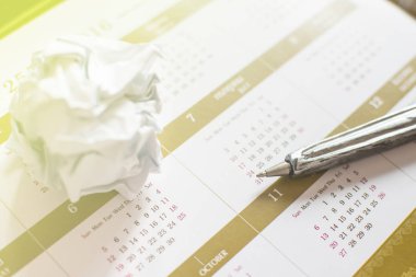 Kitabı okuyan adam.