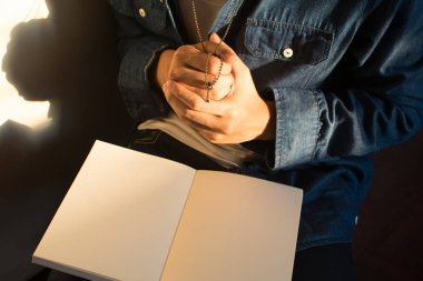 Kitabı okuyan adam.