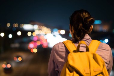 Yalnız kadınlar ve boş bir odada yalnız adam