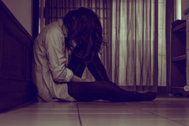 Yalnız kadınlar ve boş bir odada yalnız adam