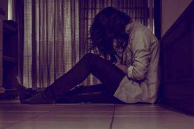 Yalnız kadınlar ve boş bir odada yalnız adam