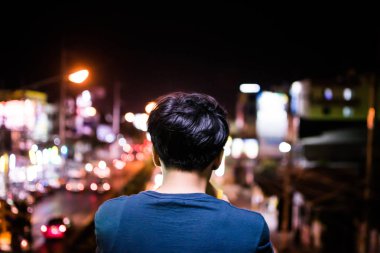 Yalnız kadınlar ve boş bir odada yalnız adam