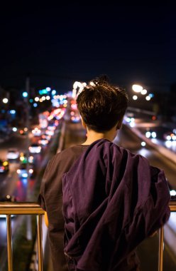 Yalnız kadınlar ve boş bir odada yalnız adam