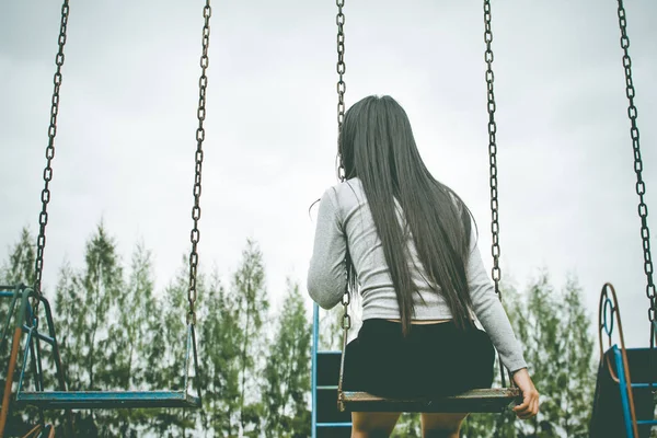 Eenzame Vrouwen Man Alleen Een Lege Ruimte — Stockfoto