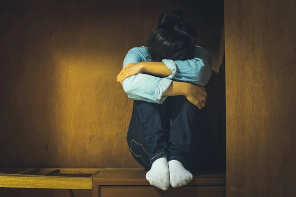 Mujeres Solitarias Hombre Solo Una Habitación Vacía —  Fotos de Stock