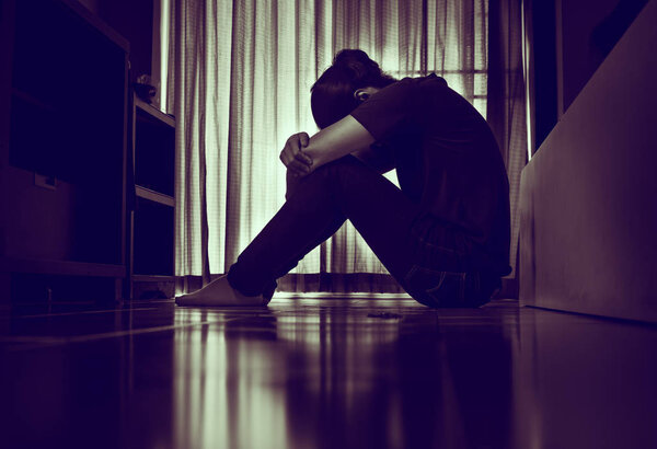 одинокие женщины и мужчина одни в пустой комнате
