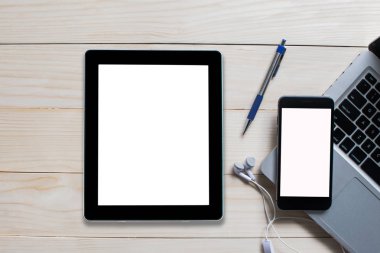 üstten görünüm tablet smartphone bilgisayar notebook ahşap arka plan üzerinde