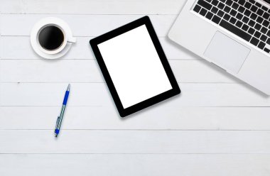 üstten görünüm tablet smartphone bilgisayar notebook ahşap arka plan üzerinde