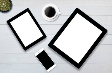üstten görünüm tablet smartphone bilgisayar notebook ahşap arka plan üzerinde