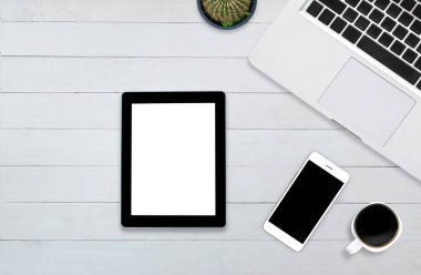 üstten görünüm tablet smartphone bilgisayar notebook ahşap arka plan üzerinde