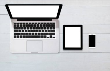üstten görünüm tablet smartphone bilgisayar notebook ahşap arka plan üzerinde