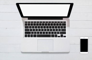 üstten görünüm tablet smartphone bilgisayar notebook ahşap arka plan üzerinde