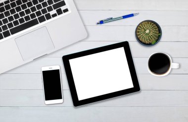 üstten görünüm tablet smartphone bilgisayar notebook ahşap arka plan üzerinde