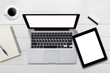 üstten görünüm tablet smartphone bilgisayar notebook ahşap arka plan üzerinde