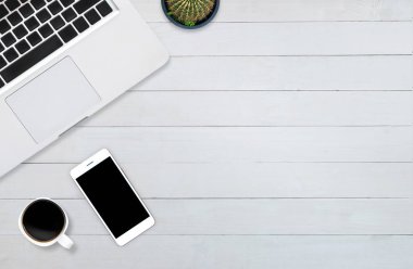 üstten görünüm tablet smartphone bilgisayar notebook ahşap arka plan üzerinde