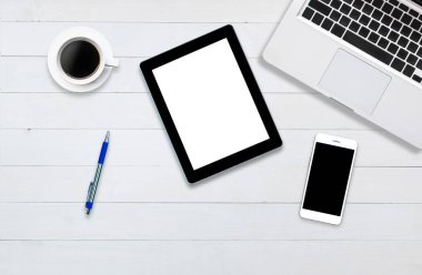 üstten görünüm tablet smartphone bilgisayar notebook ahşap arka plan üzerinde