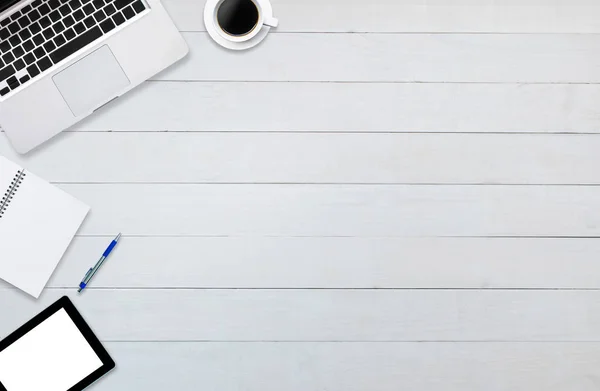 üstten görünüm tablet smartphone bilgisayar notebook ahşap arka plan üzerinde