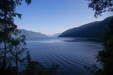 Güzel manzarası göl Teletskoye. dağ altay