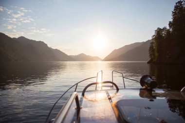 Göl Teletskoye üzerinde seyahat.