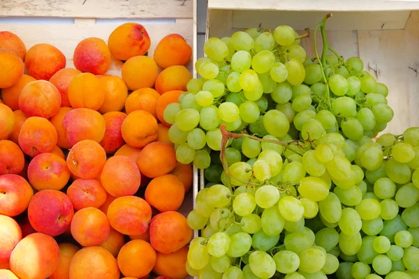 Vakken Met Abrikozen Witte Druiven Van Mediterrane Boerenmarkt Gezonde Lokale — Stockfoto