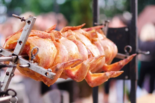 Pollos cocinados en fuego abierto. Carne de pollo asada sobre saliva. Cocción tradicional de carne . — Foto de Stock