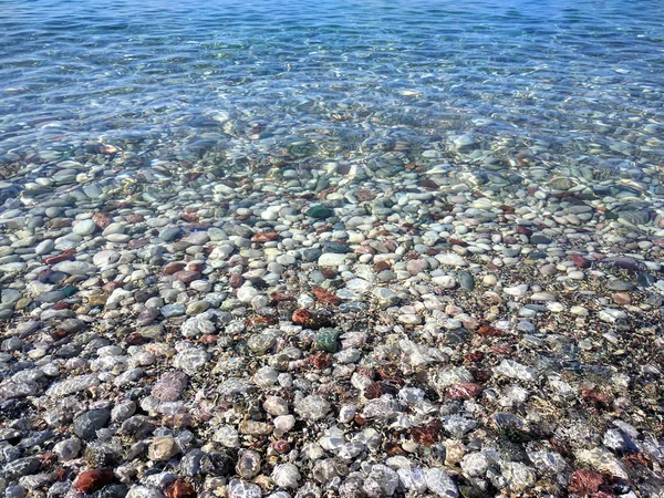 Камни Кристально Чистой Морской Водой — стоковое фото