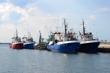 Balıkçı limanı ve mavi deniz tekneleri.