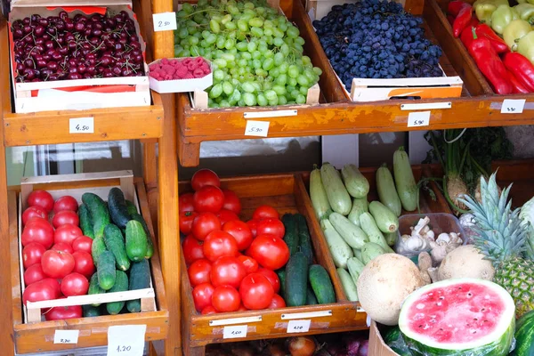 भूमध्यसागरीय किसानों के बाजार से ताजा विभिन्न सब्जियां। स्वस्थ स्थानीय खाद्य ग्रीष्मकालीन बाजार . — स्टॉक फ़ोटो, इमेज