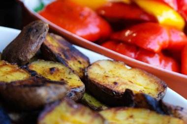 Patates kızartması ve sokak tarafında Restoran içinde biber. Sokak gıda ve açık mutfak konsepti