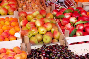 Taze organik armut, kayısı, nektarin, kiraz, incir Akdeniz çiftçi Market. Yerel Gıda sağlıklı yaz Pazar.
