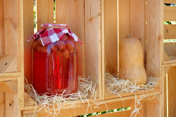 Conservas caseiras em jarra, bebida de morango. Conceito de alimento natural saudável fermentado — Fotografia de Stock