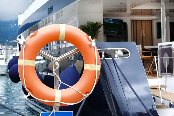 Rettungsring orange auf moderner Jacht. Konzeptrettung auf dem Wasser im Sommer. — Stockfoto