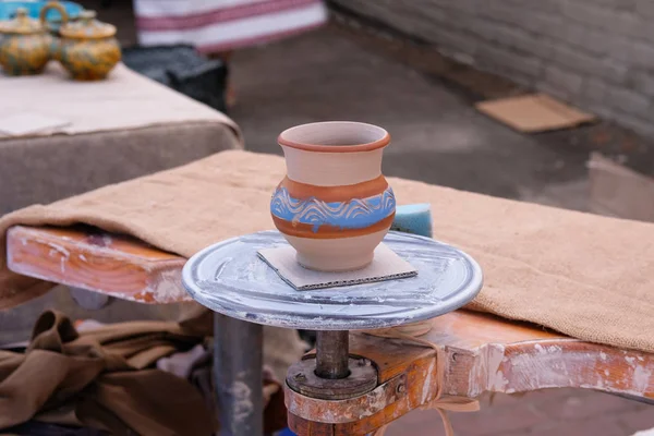 Panela de barro artesanal na roda de oleiros. Conceito de cerâmica e artesanato . — Fotografia de Stock