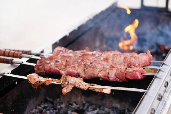 Мясо жарится на гриле. Жареные куски свинины и говядины на углях под открытым небом. Мясо барбекю фон. — стоковое фото