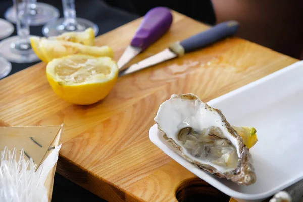 Oester voorbereid proeverij op Hengelsport markt. — Stockfoto