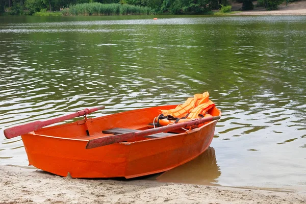 Roupa de salva-vidas na água no barco de verão, colete salva-vidas, bóia salva-vidas na cor laranja. Ajuda na água . — Fotografia de Stock