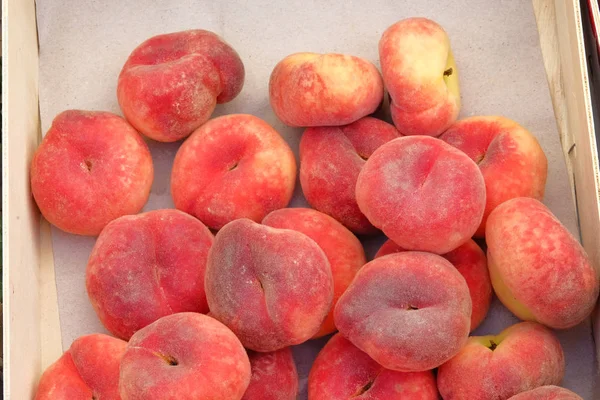 Perziken uit mediterrane boerenmarkt te koop. Gezonde lokale natuurvoeding zomer markt. — Stockfoto