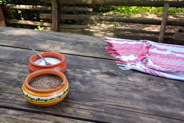 Tuz ve biber ahşap bir masa üzerinde. Kırsal Ukrayna Ulusal tarzı