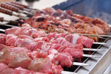 Domuz ve sığır eti kömürlerin üzerinde şiş kebap. Kızarmış et şiş üzerinde parçaları bir ızgara kavrulmuş. Barbekü et arka plan.