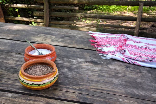 Sal e pimenta em uma mesa de madeira. Rural estilo nacional ucraniano — Fotografia de Stock