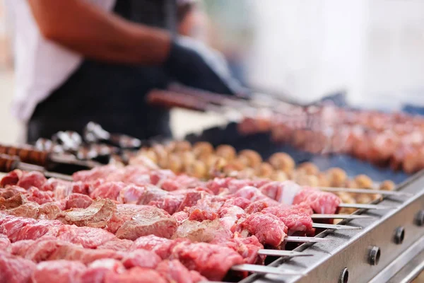 Шашлык из свинины и говяжьего жаркого на углях. Барбекю на открытом воздухе. Традиционная мясная кухня . — стоковое фото