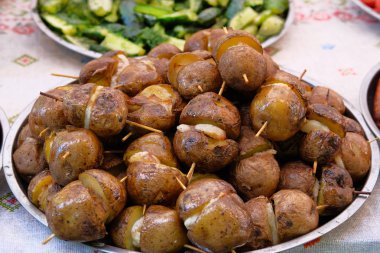 Şiş üzerinde domuz yağı ile patates. Ukrayna Ulusal Gıda.